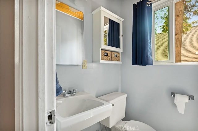 186 Hemlock Dr, Lake Arrowhead, CA 92352 - bathroom with a sink and toilet