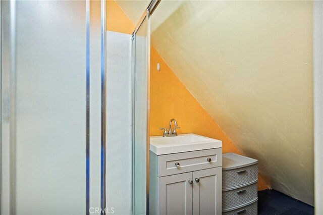 186 Hemlock Dr, Lake Arrowhead, CA 92352 - full bath featuring vaulted ceiling and vanity
