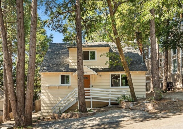 186 Hemlock Dr, Lake Arrowhead, CA 92352 - view of front of property featuring roof with shingles