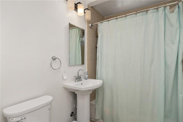 9861 E Lemon Ave, Arcadia, CA 91007 - bathroom featuring toilet, a shower with curtain, and a sink