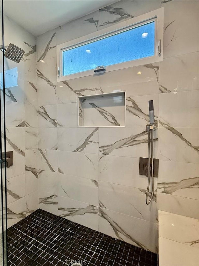 5472 3rd Ave, Los Angeles, CA 90043 - full bath with a marble finish shower