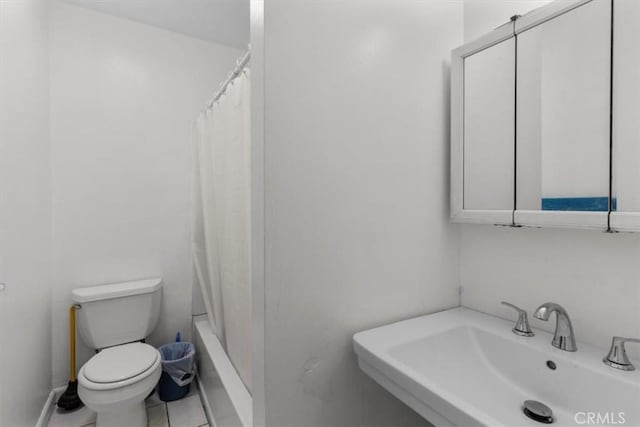 12912 Lariat Ln, Norwalk, CA 90650 - full bathroom featuring a sink, toilet, shower / tub combo, and baseboards