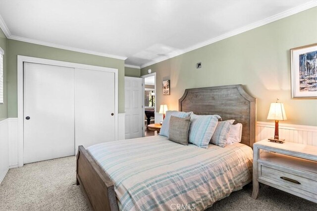 27833 Hamiltair Dr, Lake Arrowhead, CA 92352 - carpeted bedroom with a closet, a wainscoted wall, and crown molding