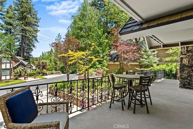 27833 Hamiltair Dr, Lake Arrowhead, CA 92352 - balcony featuring outdoor dining area