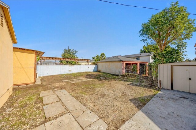 11100 S Normandie Ave, Los Angeles, CA 90044 - view of fenced backyard