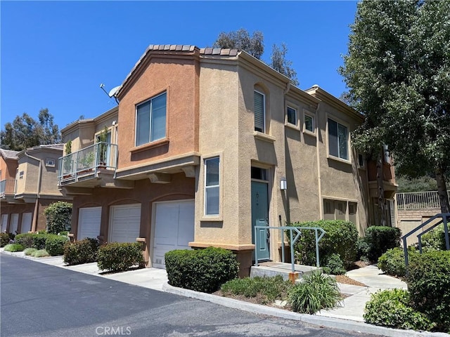 26959 Hillsborough Pkwy, Unit Valencia, CA 91354 - view of property featuring a garage
