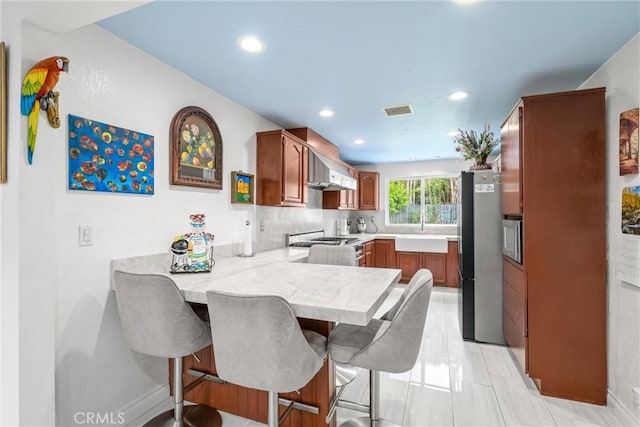 3133 W 187th Pl, Torrance, CA 90504 - kitchen featuring stainless steel appliances, a peninsula, light countertops, a sink, and a breakfast bar