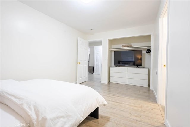 3720 S St Andrews Pl, Los Angeles, CA 90018 - bedroom with light wood-style flooring and baseboards
