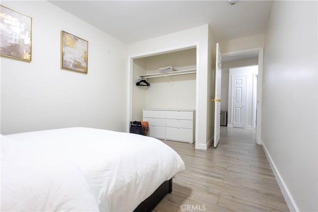 3720 S St Andrews Pl, Los Angeles, CA 90018 - bedroom with light wood-style flooring and a closet