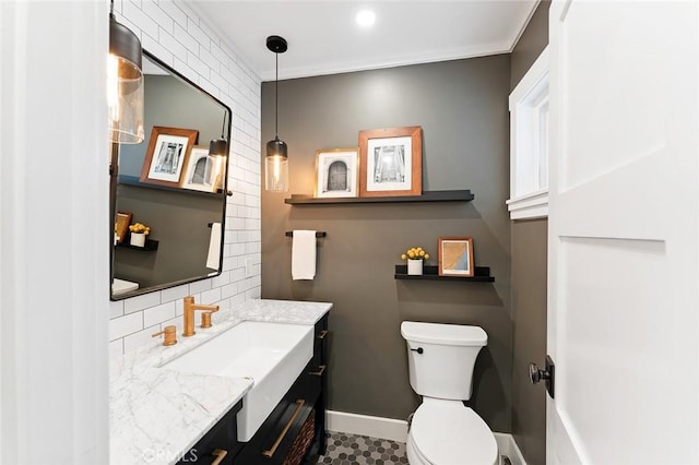 2191 Canyon Unit C103, Costa Mesa, CA 92627 - bathroom with toilet, vanity, backsplash, and baseboards