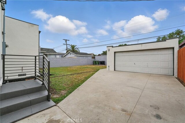 1217 W 77th St, Los Angeles, CA 90044 - view of yard featuring a detached garage and an outdoor structure