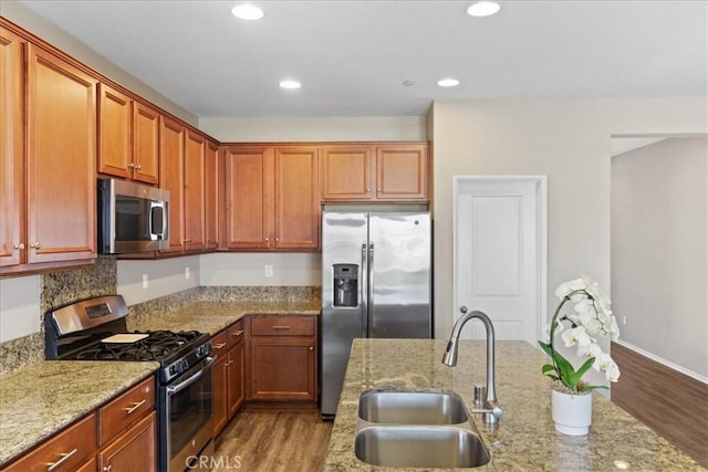 1472 Coyote Ln, Calimesa, CA 92320 - kitchen featuring stainless steel appliances, a sink, wood finished floors, recessed lighting, and light stone countertops