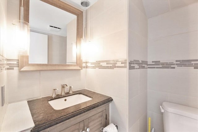 507 Coudures Way, Perris, CA 92571 - bathroom featuring tile walls, vanity, and toilet