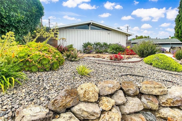 50 Quinta Vista Dr, Thousand Oaks, CA 91362 - view of side of property featuring board and batten siding