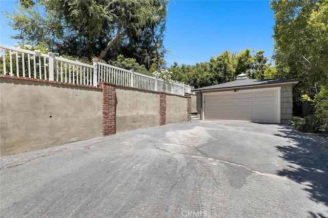 15454 Sutton St, Sherman Oaks, CA 91403 - view of detached garage