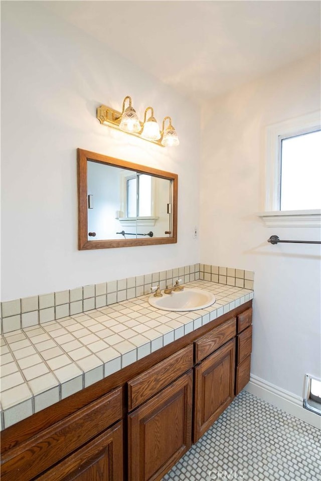 10425 Hillview Ave, Chatsworth, CA 91311 - bathroom featuring vanity