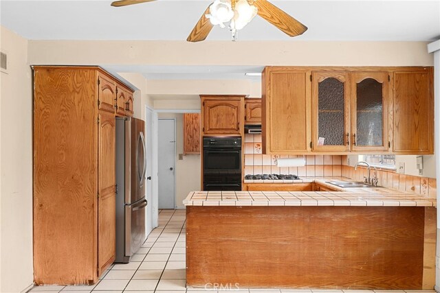 10120 Andasol Ave, Northridge, CA 91325 - kitchen featuring freestanding refrigerator, a sink, a peninsula, gas stovetop, and a ceiling fan