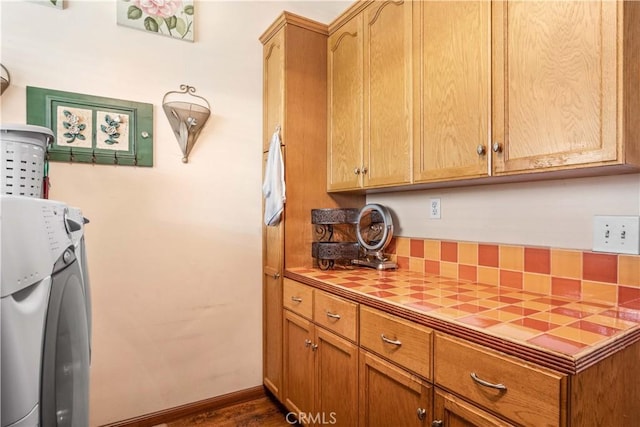 4611 S Gramercy Pl, Los Angeles, CA 90062 - kitchen with tile counters and washer and clothes dryer