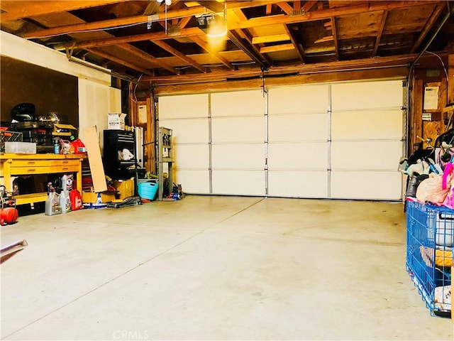 8925 Fallbrook Ct, Hesperia, CA 92344 - view of garage