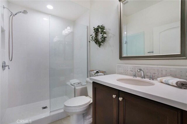 112 Cerrero Ct, Rancho Mission Viejo, CA 92694 - bathroom featuring a tile shower, toilet, vanity, and recessed lighting