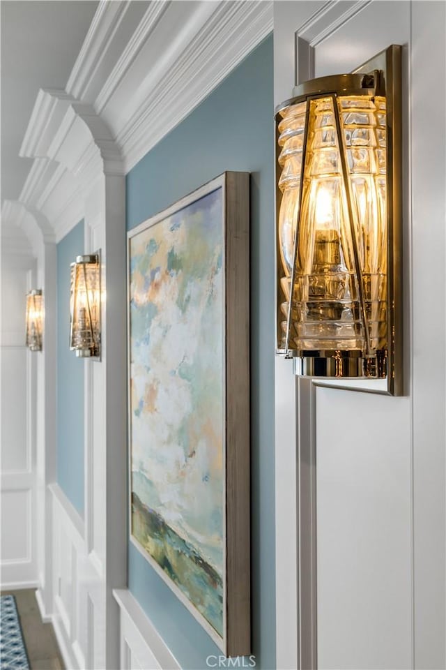 505 W Edgewater Ave, Newport Beach, CA 92661 - detailed view of crown molding