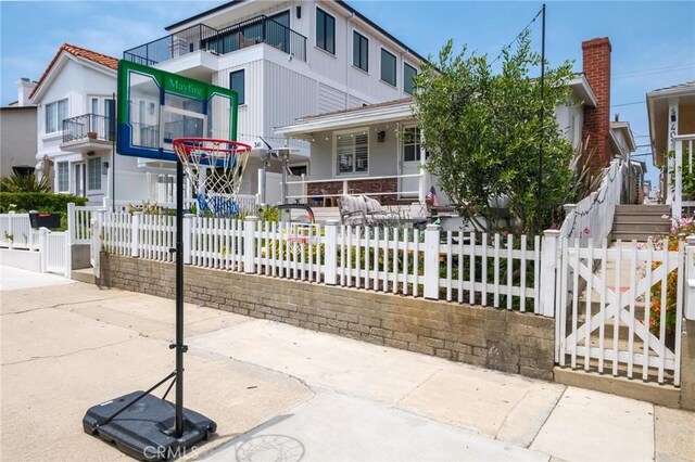 401 6th St, Manhattan Beach, CA 90266 - view of front of house with a fenced front yard and covered porch
