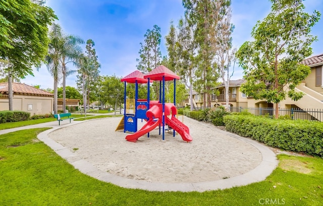 253 Gallery Way, Tustin, CA 92782 - community play area with a yard
