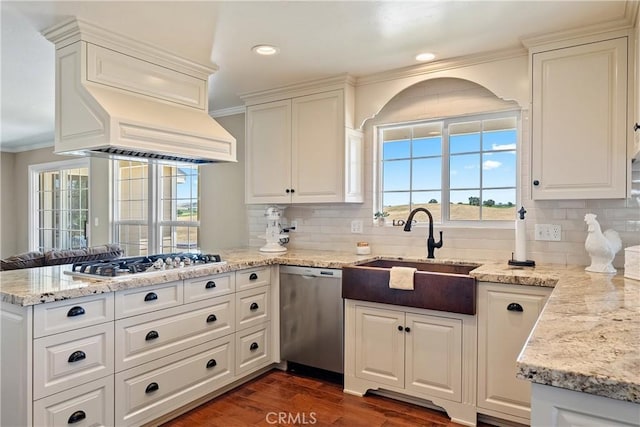 26 Deer View Ln, Templeton, CA 93465 - kitchen with appliances with stainless steel finishes, a sink, a peninsula, dark wood finished floors, and tasteful backsplash