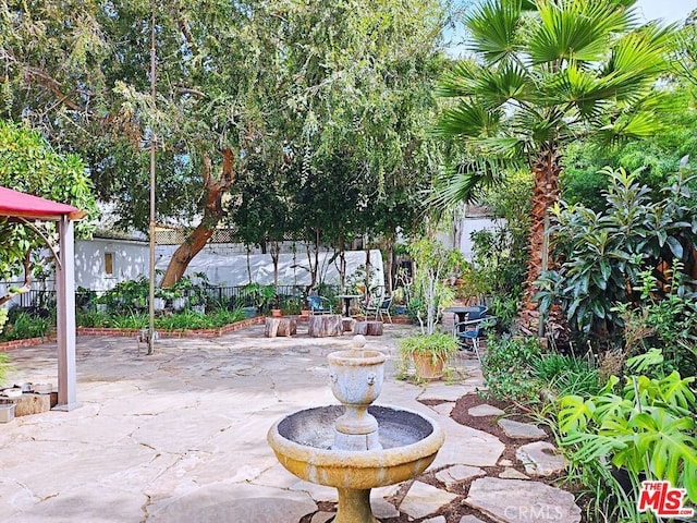 728 S Windsor Blvd, Los Angeles, CA 90005 - view of patio