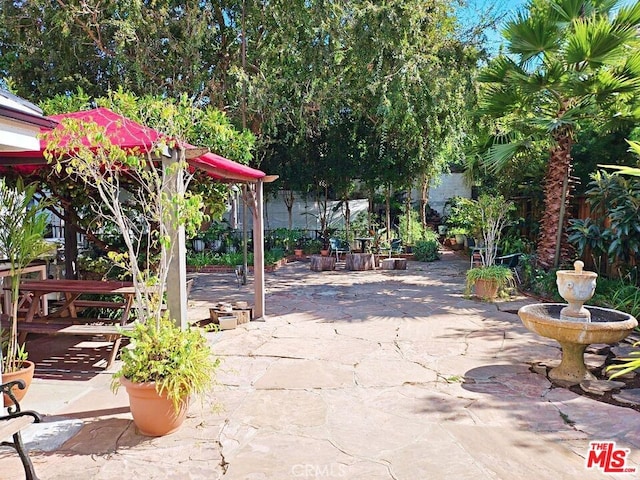 728 S Windsor Blvd, Los Angeles, CA 90005 - view of patio / terrace