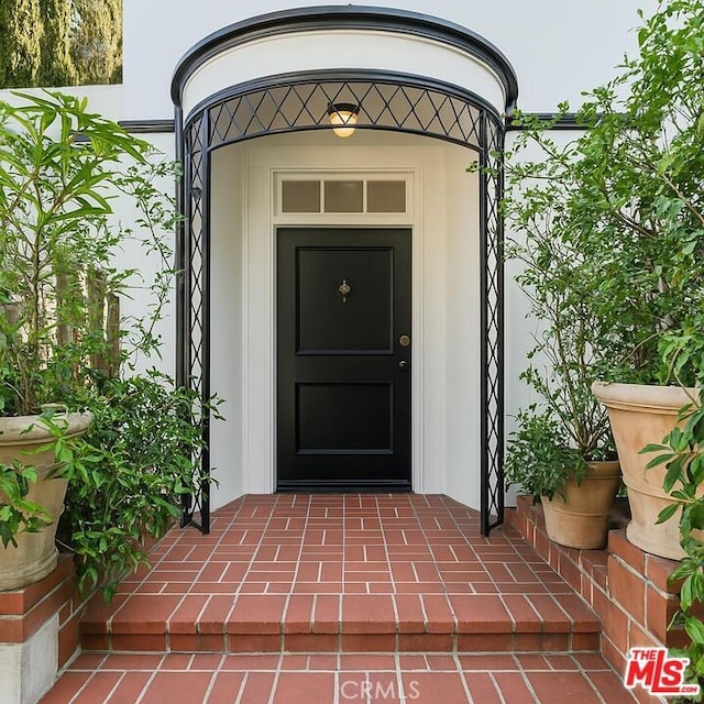 728 S Windsor Blvd, Los Angeles, CA 90005 - property entrance with stucco siding