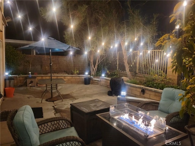 27831 Silverton Ct, Valencia, CA 91354 - patio at night with an outdoor living space with a fire pit, a patio area, and a fenced backyard