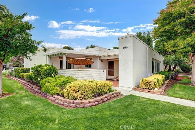 2160 Via Mariposa E Unit D, Laguna Woods, CA 92637 - view of front of home featuring a front yard and stucco siding