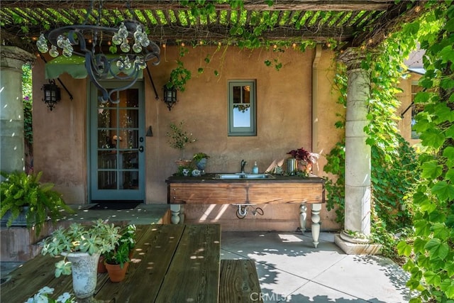 3492 Circle Rd, San Bernardino, CA 92405 - entrance to property with stucco siding and a sink