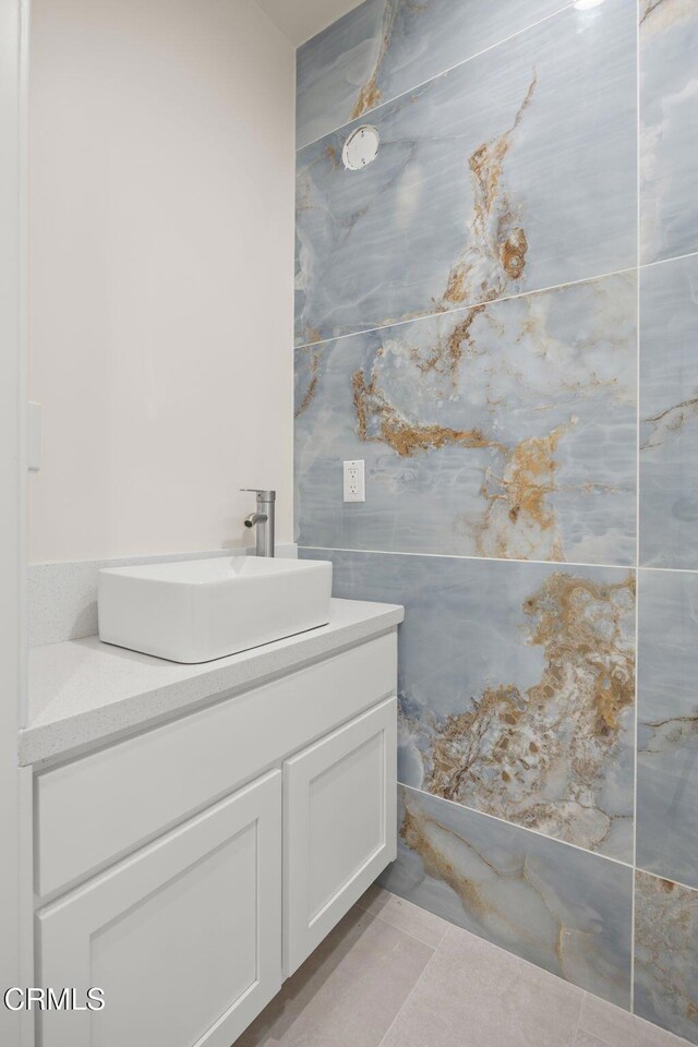 1194 Kingston Ln, Ventura, CA 93001 - bathroom with vanity