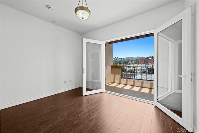 5633 Carlton Way Unit 503, Hollywood, CA 90028 - empty room with wood finished floors, a smoke detector, and baseboards