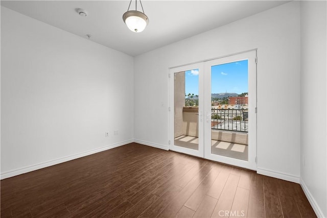 5633 Carlton Way Unit 503, Hollywood, CA 90028 - spare room with dark wood finished floors, baseboards, and a smoke detector