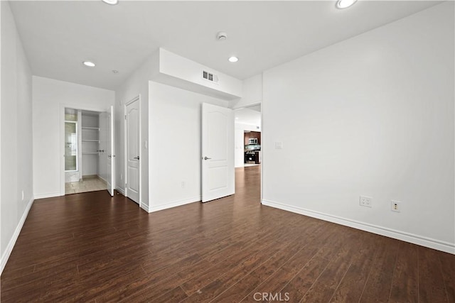 5633 Carlton Way Unit 503, Hollywood, CA 90028 - empty room with dark wood-type flooring, baseboards, recessed lighting, and a smoke detector