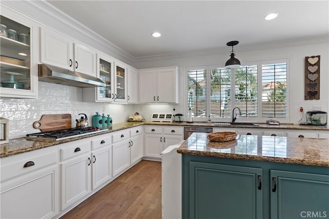 23556 Kathryn St, Murrieta, CA 92562 - kitchen featuring under cabinet range hood, a sink, stainless steel appliances, white cabinets, and ornamental molding