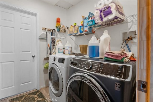 22025 Del Oro Rd, Apple Valley, CA 92308 - laundry area featuring washing machine and clothes dryer and wood finished floors