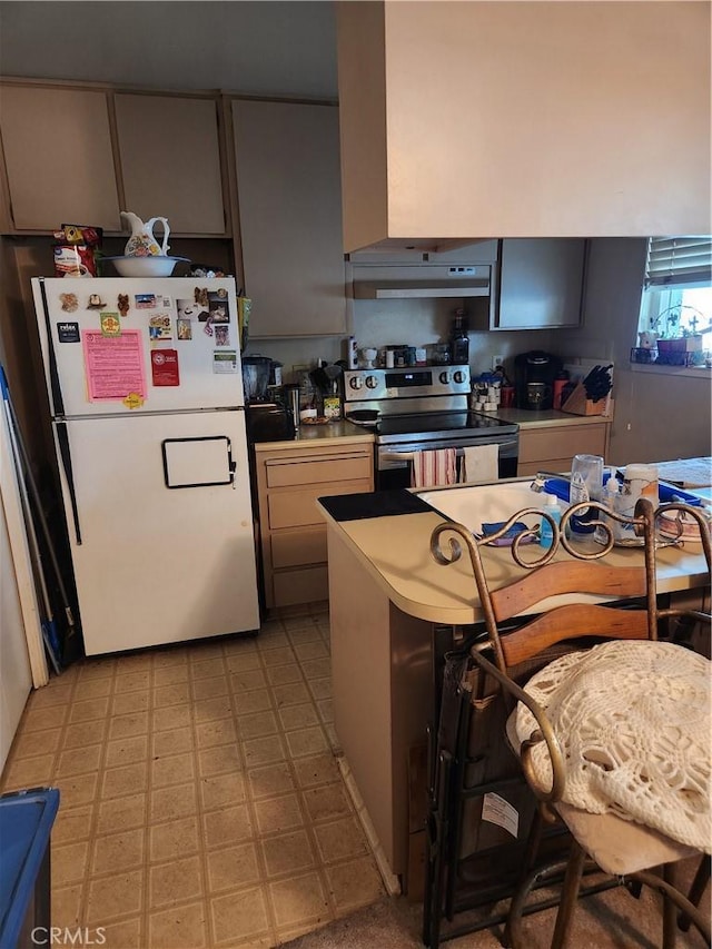 445 Almond Dr Unit 84, Lodi, CA 95240 - kitchen featuring freestanding refrigerator, stainless steel electric stove, under cabinet range hood, light floors, and gray cabinets