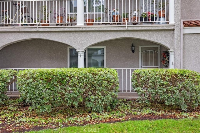 4014 Calle Sonora Oeste Unit 1G, Laguna Woods, CA 92637 - doorway to property with a balcony and stucco siding