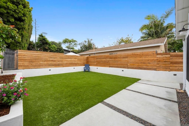 1125 Arcadia Rd, Encinitas, CA 92024 - fenced backyard with a patio area