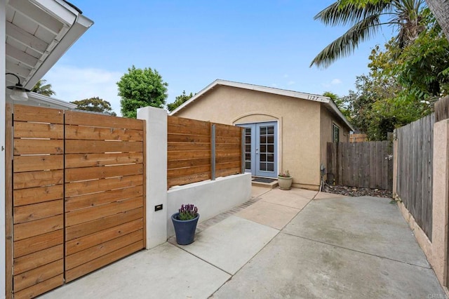 1125 Arcadia Rd, Encinitas, CA 92024 - fenced backyard with a patio