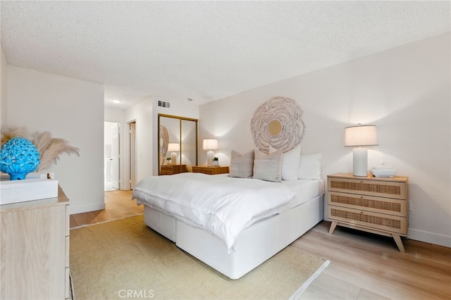 1406 Brett Pl Unit 112, San Pedro, CA 90732 - bedroom featuring light wood-style floors, connected bathroom, and a closet