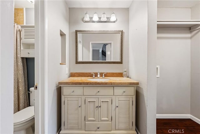 5460 White Oak Ave Unit E339, Encino, CA 91316 - bathroom with vanity, toilet, baseboards, wood finished floors, and curtained shower
