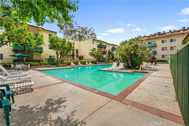 5460 White Oak Ave Unit E339, Encino, CA 91316 - community pool with a patio area