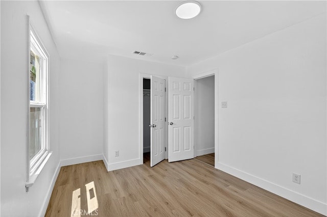 401 Cypress St, Bakersfield, CA 93304 - unfurnished bedroom featuring light wood-style flooring and a closet