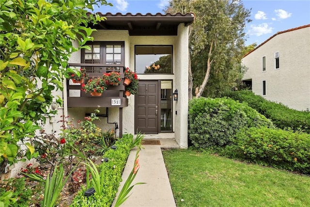 31 Aspen Way, Rolling Hills Estates, CA 90274 - doorway to property featuring stucco siding and a tiled roof