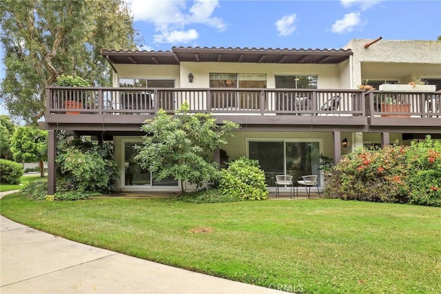 31 Aspen Way, Rolling Hills Estates, CA 90274 - rear view of house featuring a yard and stucco siding